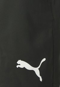 Shorts athlétiques noirs en tissu lisse, arborant un logo Puma blanc bien visible sur le bas à gauche.