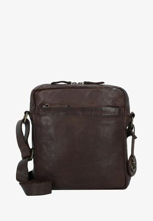 Bolsa mensajera de cuero marrón con superficie texturizada, parte superior con cremallera, bolsillo frontal, correa ajustable y detalle de hardware en forma de ancla.