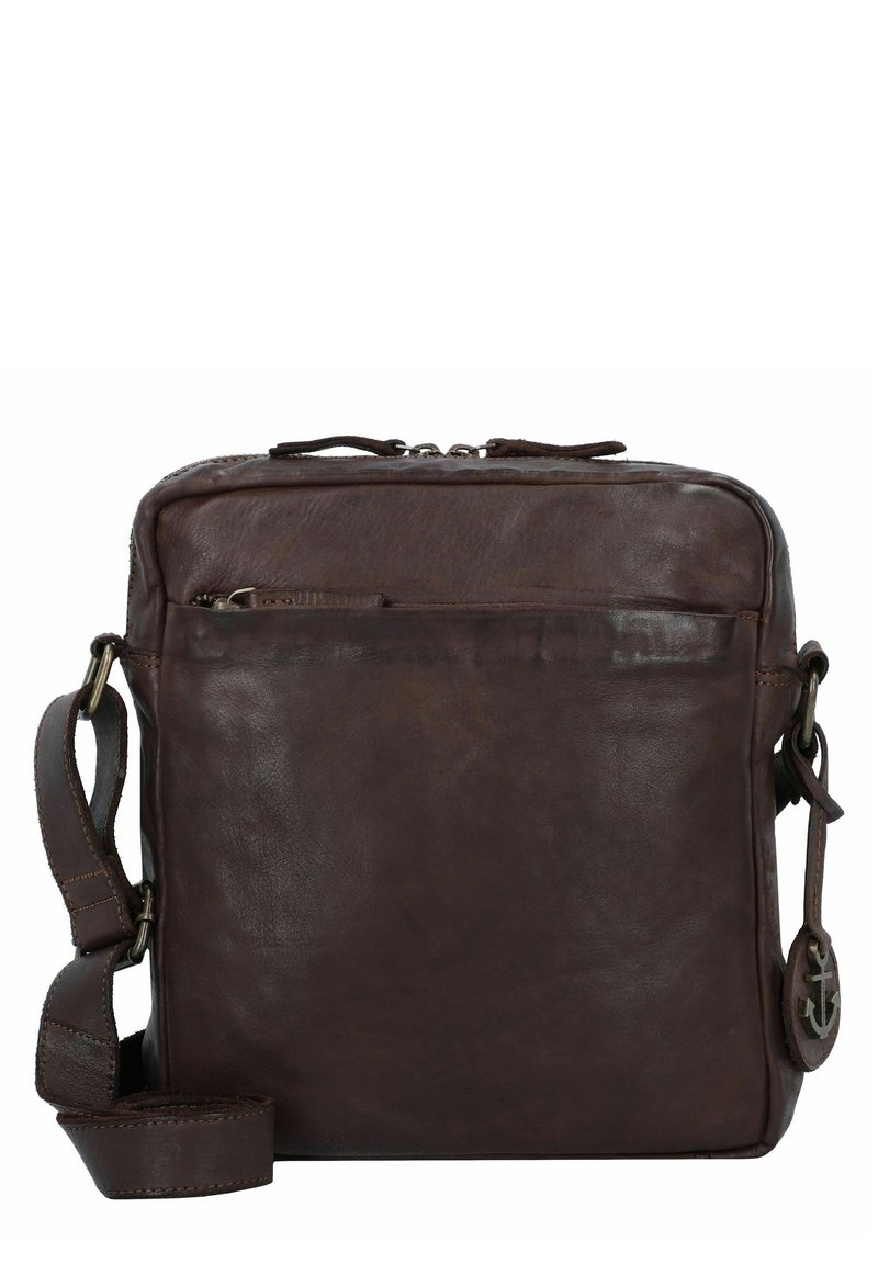 Bolsa mensajera de cuero marrón con superficie texturizada, parte superior con cremallera, bolsillo frontal, correa ajustable y detalle de hardware en forma de ancla.
