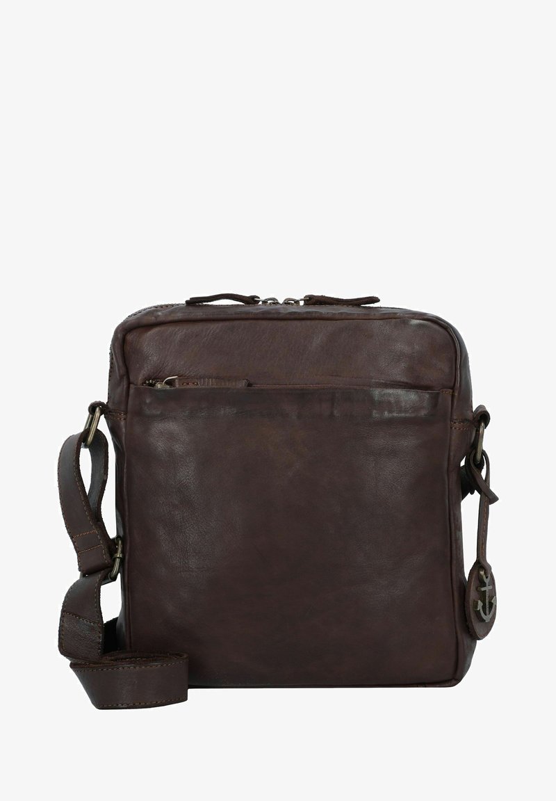 Borsa a tracolla in pelle marrone con superficie texturizzata, zip superiore, tasca frontale, tracolla regolabile e dettaglio in metallo a forma di ancora.