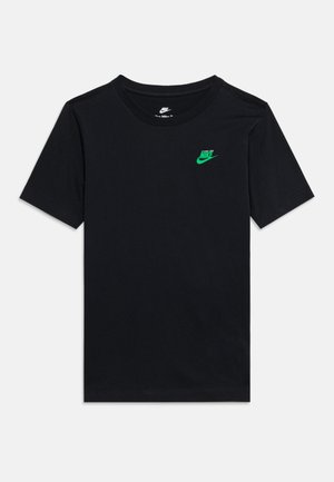 Czarna koszulka z krótkim rękawem i okrągłym dekoltem z małym zielonym logo Nike na lewym ramieniu na jasnym, jednolitym tle.
