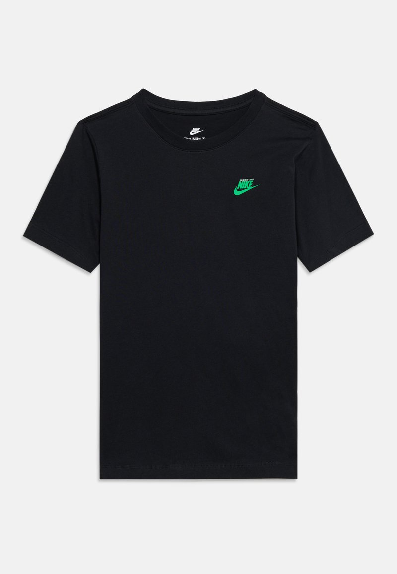 Μαύρο T-shirt με κοντά μανίκια και στρογγυλή λαιμόκοψη, με μικρό πράσινο λογότυπο Nike στο αριστερό στήθος, πάνω σε απλό ανοιχτό φόντο.