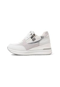 Sneaker bianco con una tomaia in tessuto e suede, dotata di chiusura con zip, dettagli in argento e suola con zeppa per un'altezza aggiuntiva.