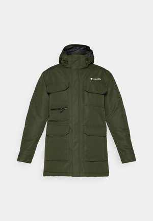 Olivgrüne isolierte Jacke mit einem Reißverschluss vorne, verstellbarer Kapuze und mehreren großen Fronttaschen. Besitzt einen strukturierten Stoff und ein Logo.