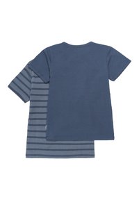 To korte ermer T-skjorter i forskjellige nyanser av blått. En ensfarget og en med horisontale striper i en lysere blånyanse. Myk bomullsstoff.