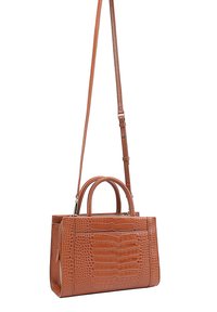 Sac à main en simili cuir marron avec une texture crocodile, doté d'une bandoulière amovible et de deux poignées supérieures. Forme rectangulaire avec une fermeture zippée.
