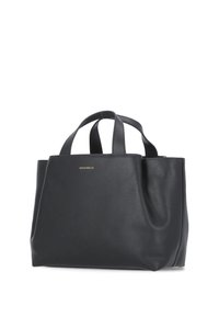 Borsa tote in pelle nera con finitura testurizzata, doppio manico superiore e design minimalista. Presenta il logo dorato sul fronte. Forma spaziosa e strutturata.