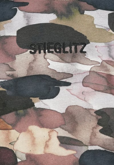 Audums ar akvareļa rakstu melnā, rozā un brūnā krāsā. Iekļauts izšuvums ar tekstu "STIEGLITZ" melnā diegā.