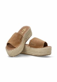 Sandalias deslizables de ante marrón con una tira ancha, suela de plataforma de yute y detalles bordados alrededor de los bordes.