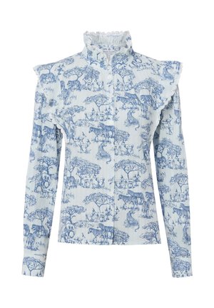 Biała bluzka z długim rękawem z niebieskim nadrukiem zwierząt safari i drzew, marszczonym wysokim kołnierzem i detalami na ramionach, zapinana z przodu na guziki.