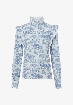 Biała bluzka z długim rękawem z niebieskim nadrukiem zwierząt safari i drzew, marszczonym wysokim kołnierzem i detalami na ramionach, zapinana z przodu na guziki.