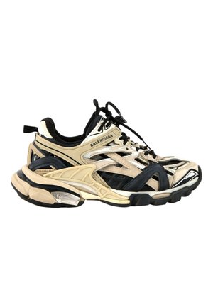 Kraftige beige og sorte Balenciaga sneakers med komplekst lagdelt design og tyk sål, med snørebånd og branding på siden.
