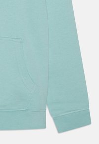 Hoodie azzurro chiaro con tasca a marsupio, polsini a coste e una texture morbida e liscia. Design semplice con dettagli di cucitura puliti.