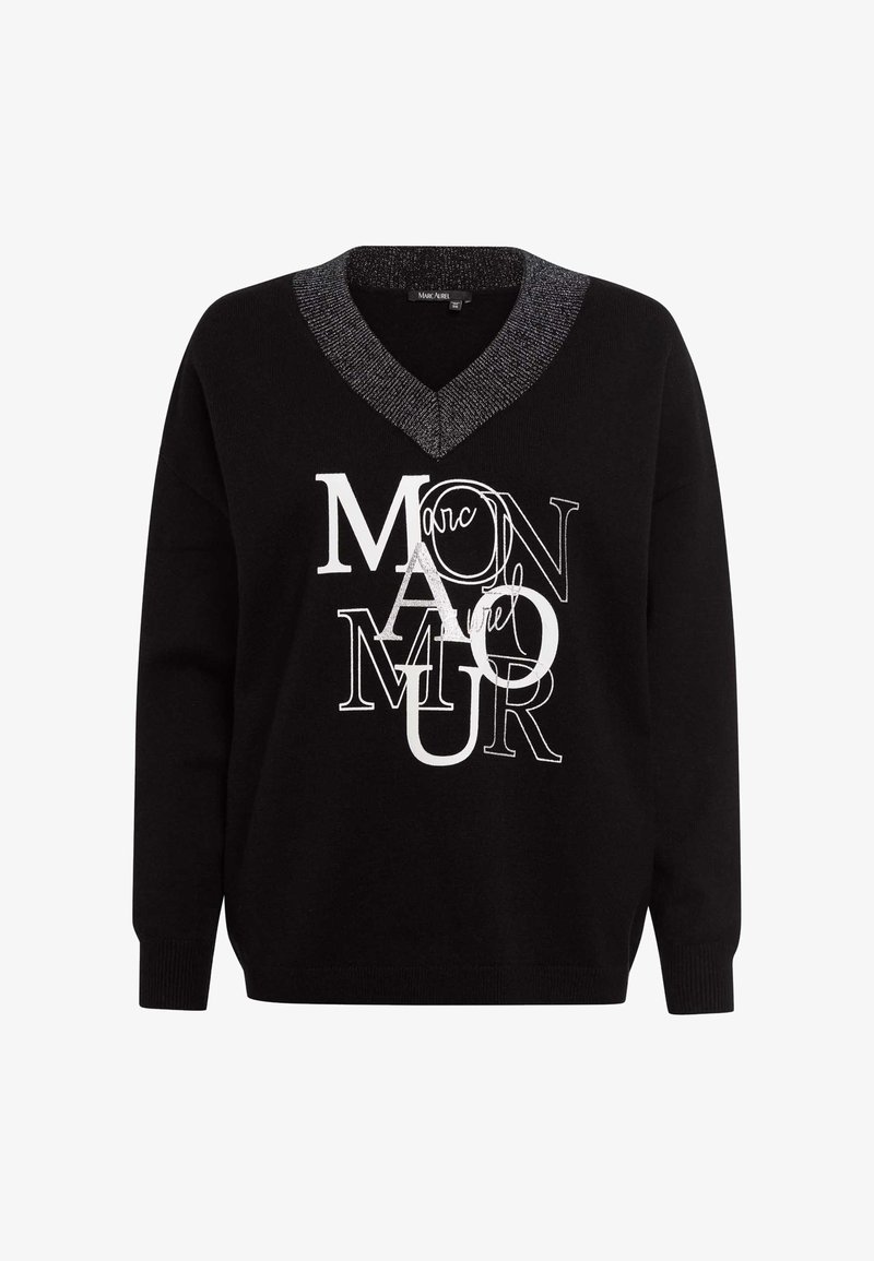 Schwarzer Pullover mit V-Ausschnitt, mit einem Kragen aus silbernem Faden. Das Vorderdesign umfasst weißen und silbernen Text in verschiedenen Schriftarten und Größen.