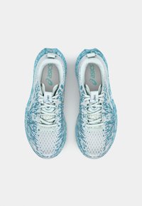 Baskets de course bleu clair avec une tige en maille texturée, design à lacets et finition à motifs. Comprend le logo ASICS sur le côté et sur la languette.