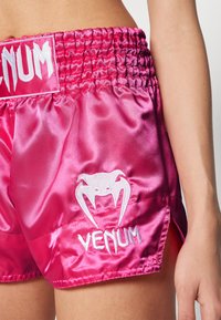 Venum CLASSIC MUAY THAI SHORT - Calções desportivos - pink/white
