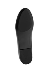 Suela de zapato negra con un acabado liso y mate. Presenta un ligero tacón y un patrón de agarre texturizado cerca de la punta. Forma elegante y redondeada.