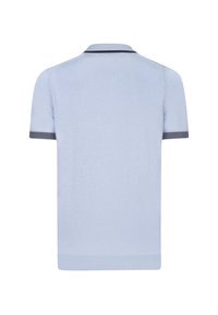Helles blaues Poloshirt aus weichem Stoff. Mit klassischem Kragen, kurzen Ärmeln und navy gestreiften Akzenten an den Ärmeln und dem Kragen.