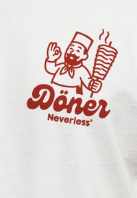 Weißer Stoff mit einem roten Grafik eines Kochs mit Schnurrbart, der einen Spieß mit übereinander gestapeltem Essen hält, mit dem Text "Döner Neverless".