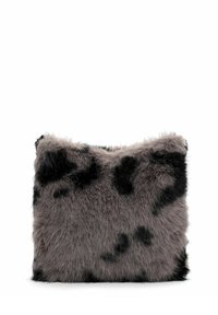 Borsa in pelliccia sintetica grigia con macchie nere. Forma rettangolare con una consistenza morbida e chiusura a zip nella parte superiore. Manico a doppia catena in metallo.