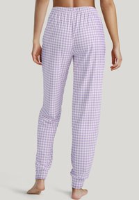 Paars en witte geruite pyjamabroek met een relaxte pasvorm, elastische tailleband en taps toelopende boorden bij de enkel. Zacht katoen materiaal.