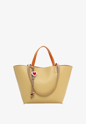 Bolso tote de cuero amarillo con asas naranjas y un interior de contraste. Incluye un charm con un corazón rojo y cuentas coloridas. Textura suave.