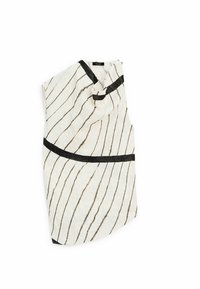 Haut en tissu blanc présentant de larges rayures noires, un col rond et une finition texturée. Souligné par une bande noire unie à la taille.