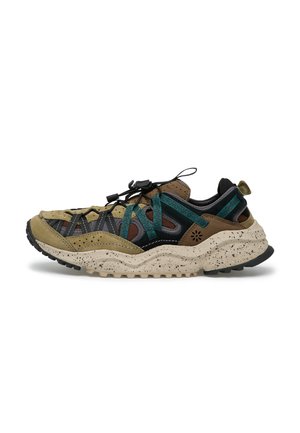Outdoor-Sneaker mit beige, schwarzen und türkisfarbenen Mesh- und Wildlederpaneelen, gesprenkelter dicker Sohle und verstellbaren Bungee-Schnürsenkeln.