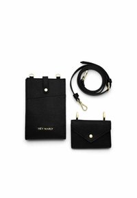 Schwarze Leder-Handytasche mit einer strukturierten Oberfläche, ausgestattet mit einem Druckknopfverschluss und goldenen Beschlägen. Beinhaltet ein passendes Kartenetui und einen Trageriemen.