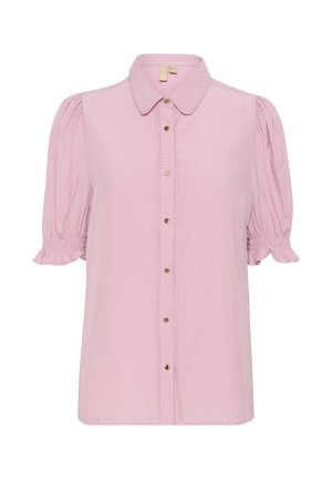 Camicetta rosa a maniche corte con chiusura a bottoni, dettagli scallop lungo la piastra e maniche a sbuffo raccolte. Tessuto con una texture liscia.