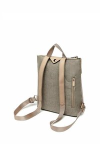 Šedý látkový batoh s béžovými akcenty, vybavený horním madlem, nastavovacími popruhy, přední kapsou na zip a minimalistickým designem.