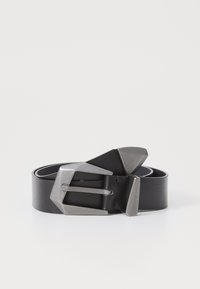 Ceinture en cuir noir avec une boucle en métal argenté au design géométrique. Texture lisse et longueur réglable.