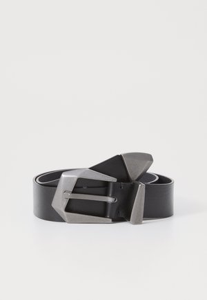 Ceinture en cuir noir avec une boucle en métal argenté au design géométrique. Texture lisse et longueur réglable.
