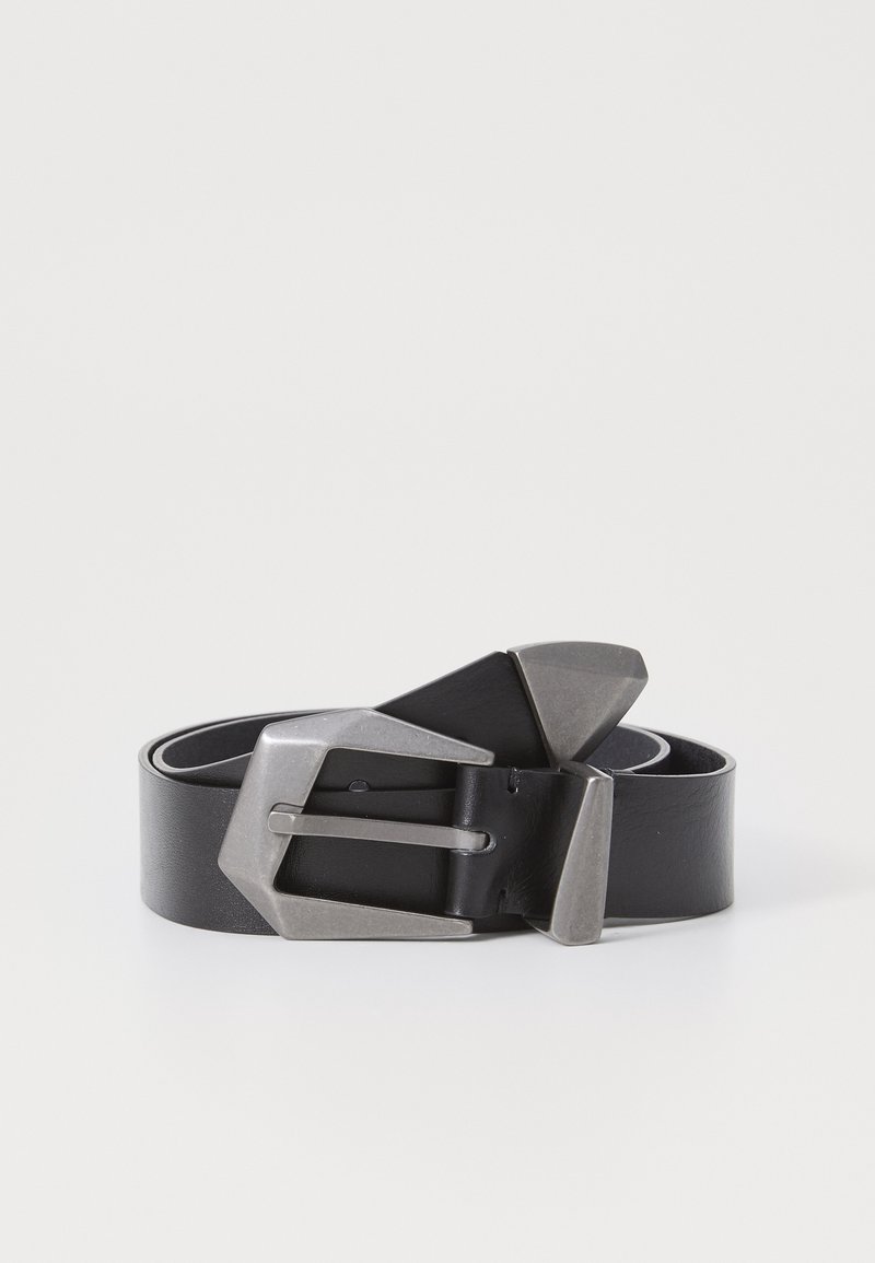 Ceinture en cuir noir avec une boucle en métal argenté au design géométrique. Texture lisse et longueur réglable.