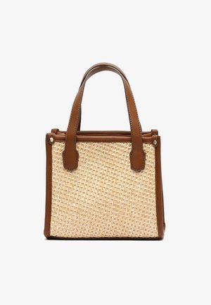 Rektangulær beige vævet tote-taske med brun læderkant og dobbelte håndtag, sikret med metalnitter ved håndtagene.