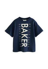 Tumedat sinine puuvillane T-särk lühikeste varrukatega, millel on suur valge tekst, mis ütleb "BAKER" vertikaalselt väiksema teksti kõrval. Pehme tekstuur.