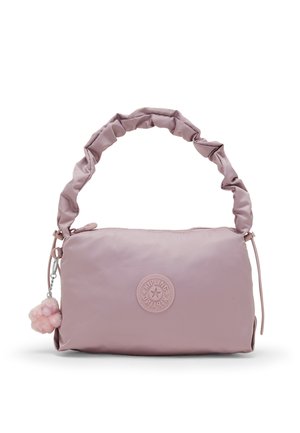 Borsa viola chiaro con manico arricciato, logo rotondo sul davanti e piccolo portachiavi rosa a pompon attaccato al lato.