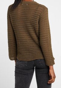Olivengrüner, leichter, gestrickter Pullover mit ribbeliger Textur, langen Ärmeln und offenem Muster. Gerade Säume und runder Halsausschnitt.