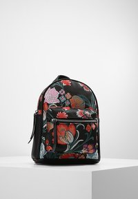 Plecak wykonany z czarnej tkaniny, ozdobiony kolorowym haftem kwiatowym. O zaokrąglonym kształcie, z przednią kieszenią na zamek błyskawiczny i regulowanymi paskami.