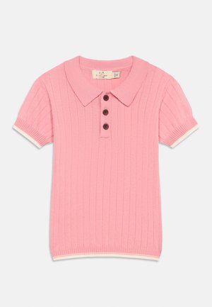 Roosa lühikese varrukaga soonikkoes polo-särk, millel on kolm tumedat nuppu ja valge ääris varrukate ja äärise juures, asetatud lamedalt helele taustale.