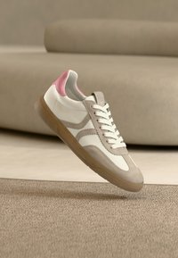 Neizvēlēts, cloudy/bianco/pink/honig