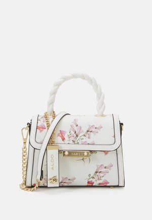 Borsa a mano con motivo floreale su materiale bianco testurizzato, accessori in oro, manico intrecciato bianco e tracolla removibile a catena. Marchio dettagliato sul lato.