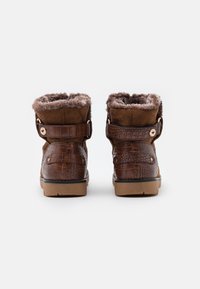 Bottines marron en cuir synthétique avec une finition embossée effet croco, une doublure en fourrure marron douce, et des brides ajustables sur les côtés.