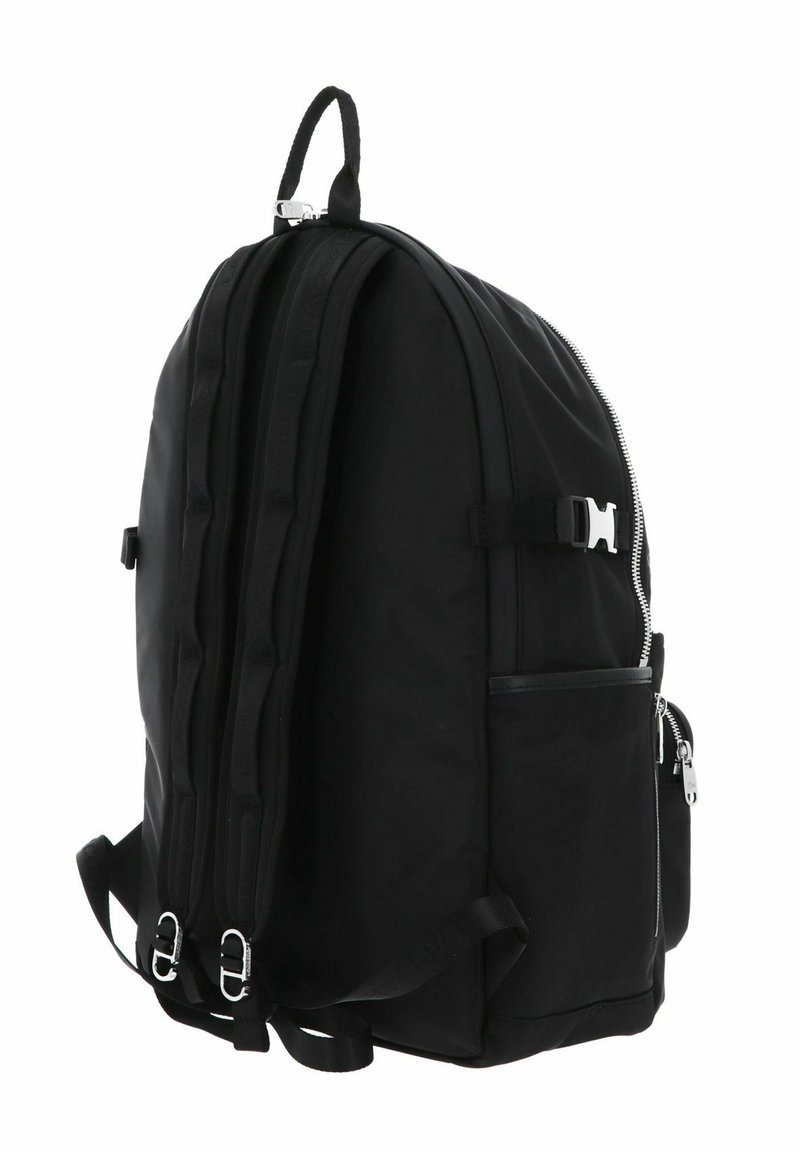 Schwarzer Rucksack mit gepolsterten Schultergurten, Seitentasche und silbernen Reißverschluss-Details, aus seitlicher Perspektive vor weißem Hintergrund gezeigt.