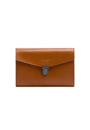 Clutch a busta in pelle color cuoio con chiusura in metallo nero e nome del marchio in rilievo discreto al centro davanti.