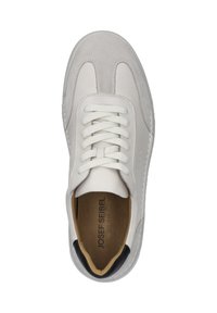 Weiße Sneaker mit Obermaterial aus Leder und Wildleder, runder Zehenform, flachen weißen Schnürsenkeln und einem schwarzen Akzent an der Ferse. Braune Innenauskleidung sichtbar.