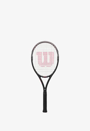 Zwarte tennisracket met een ronde kop, witte snaren en een opvallend rood "W"-logo. Beschikt over een gestructureerde zwarte grip. Lichtgewicht ontwerp.