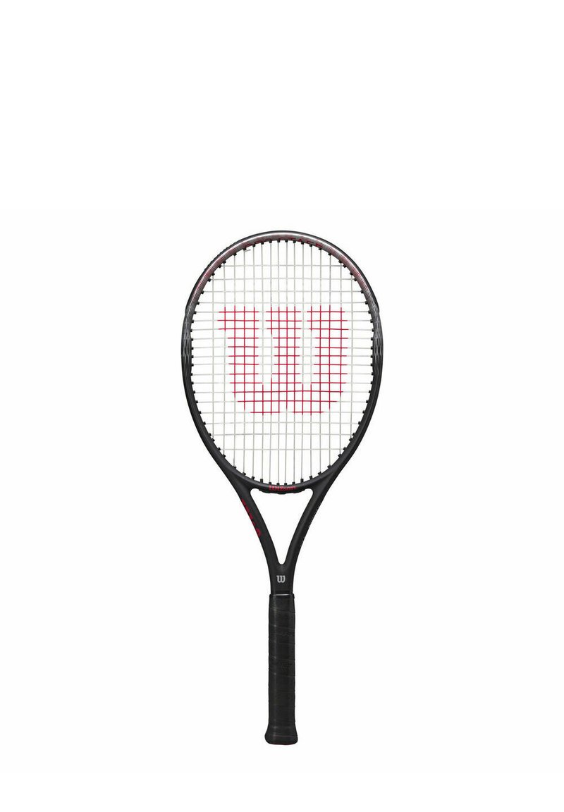 Zwarte tennisracket met een ronde kop, witte snaren en een opvallend rood "W"-logo. Beschikt over een gestructureerde zwarte grip. Lichtgewicht ontwerp.