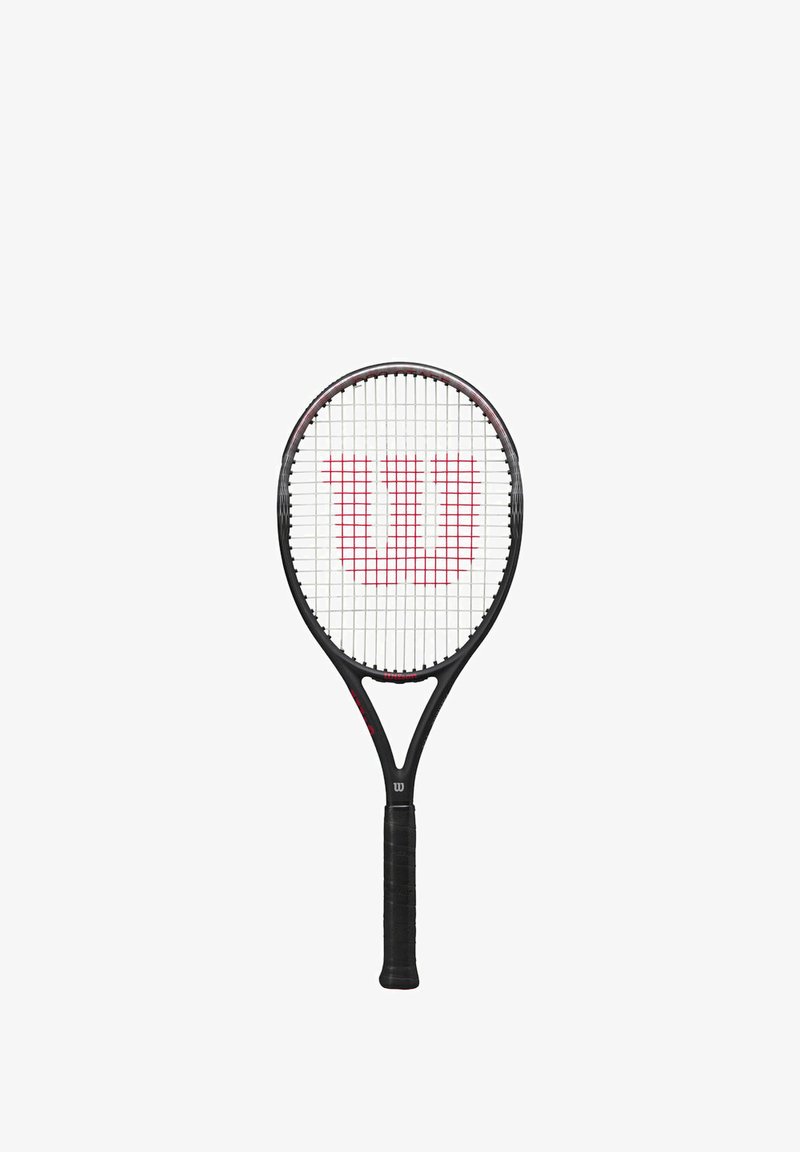 Zwarte tennisracket met een ronde kop, witte snaren en een opvallend rood "W"-logo. Beschikt over een gestructureerde zwarte grip. Lichtgewicht ontwerp.