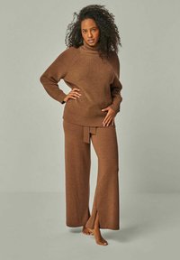 YOU LOOK PERFECT EVE - MERINO KNIT SWEATER WITH STAND-UP COLLAR - Strickpullover - cognac